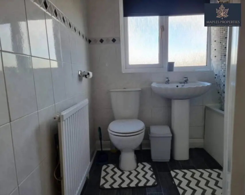 3 Bedroom House, with Free WiFi - Maples Properties Short Lets & Serviced Accommodation Hull