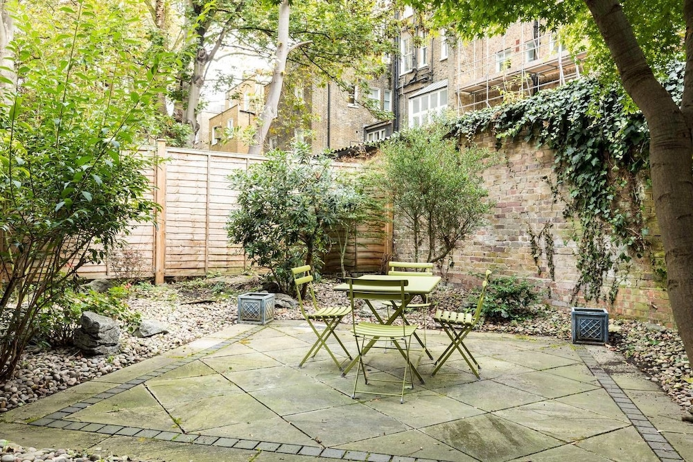 Tastefully Designed & Modern 2bed 2bath w/ Garden