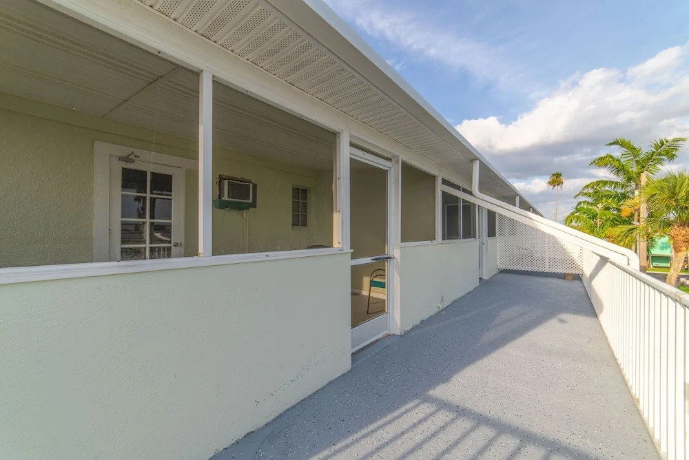 Captains Table Hotel by Everglades Adventures