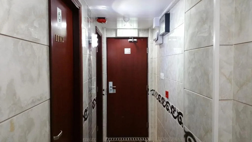 Gold Sparrow Hotel