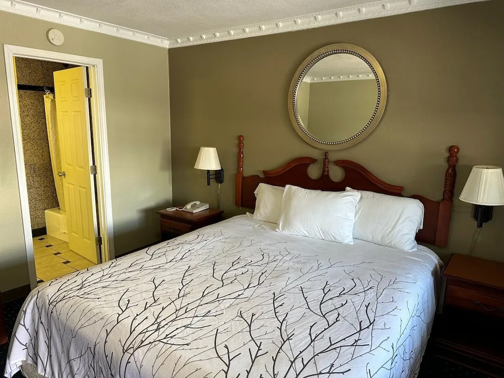 Western Village Inn-NEWLY RENOVATED