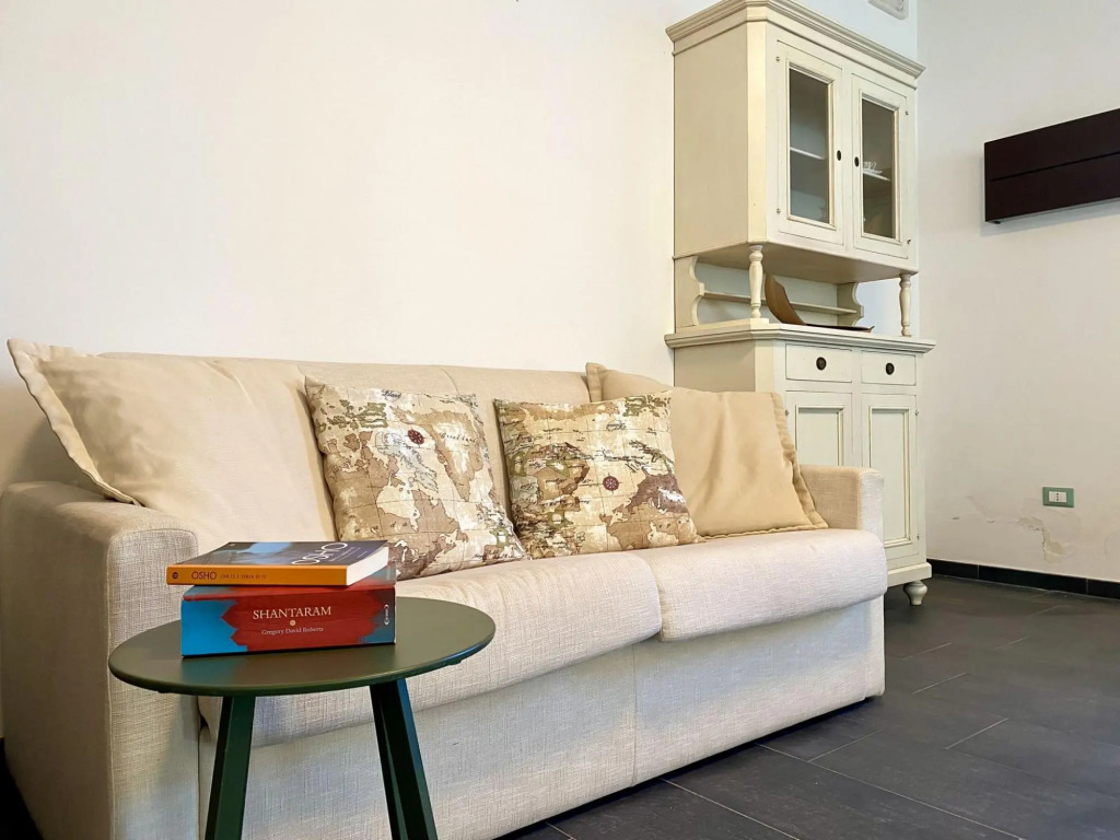 Apartment in villa, suitable for families, swimming pool, large outdoor spaces-Salice by Villa Rita