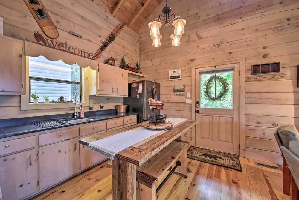 Treetop Hideout w/ Long-range Mountain Views!