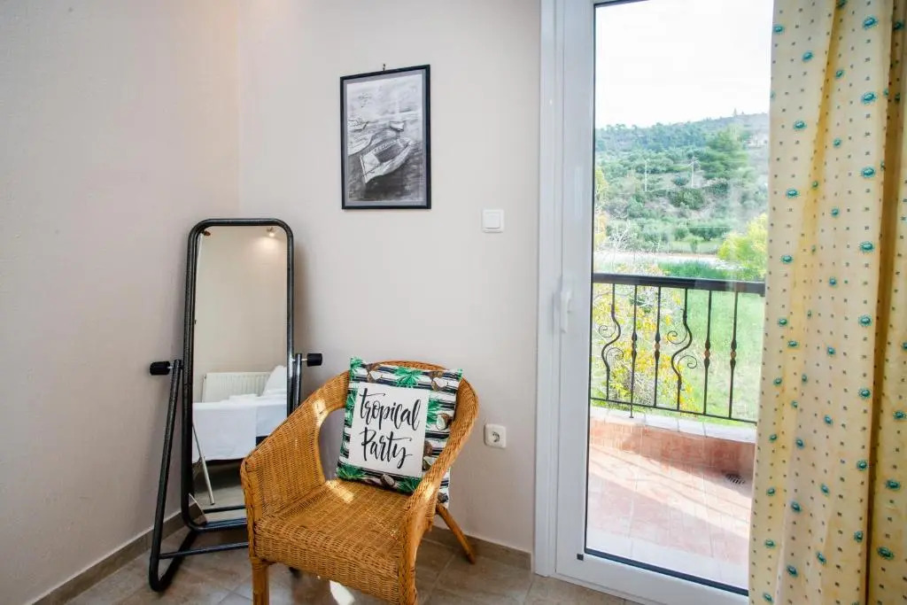 Private 6-bdrm Villa with garden 150m to beach