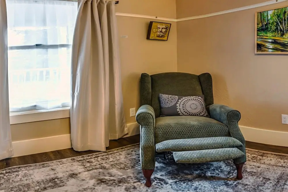 Redtail Suites~orliena Suite ~tesla Station