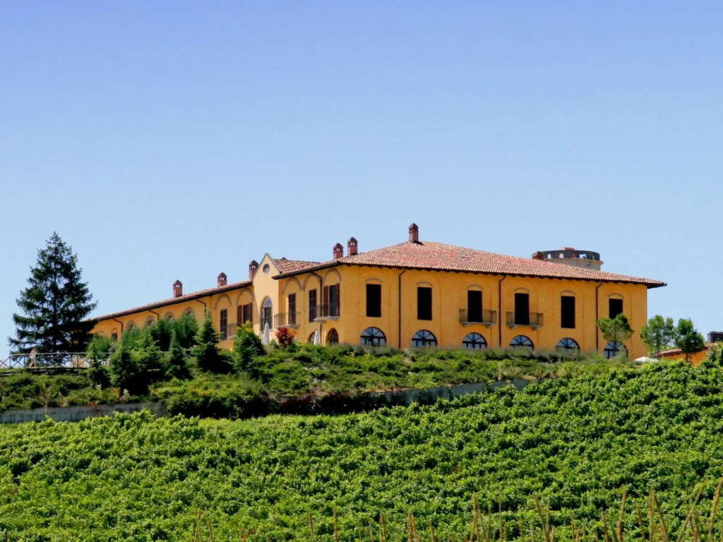 Mansion in Nizza Monferrato With Pool & Views