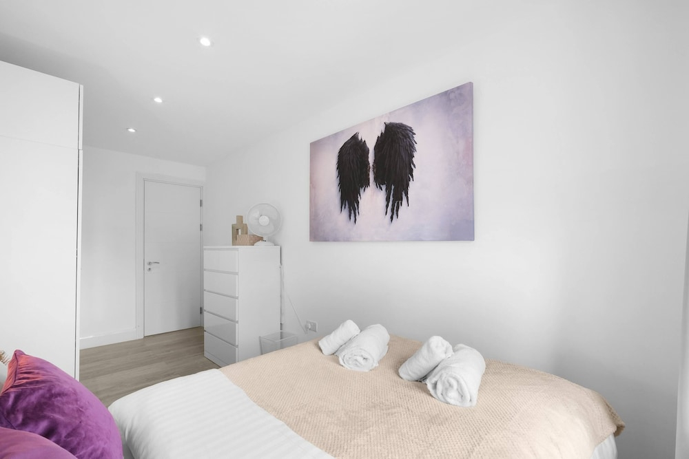 Modern 3 Bedroom, 2 Bathroom Home in Edgware