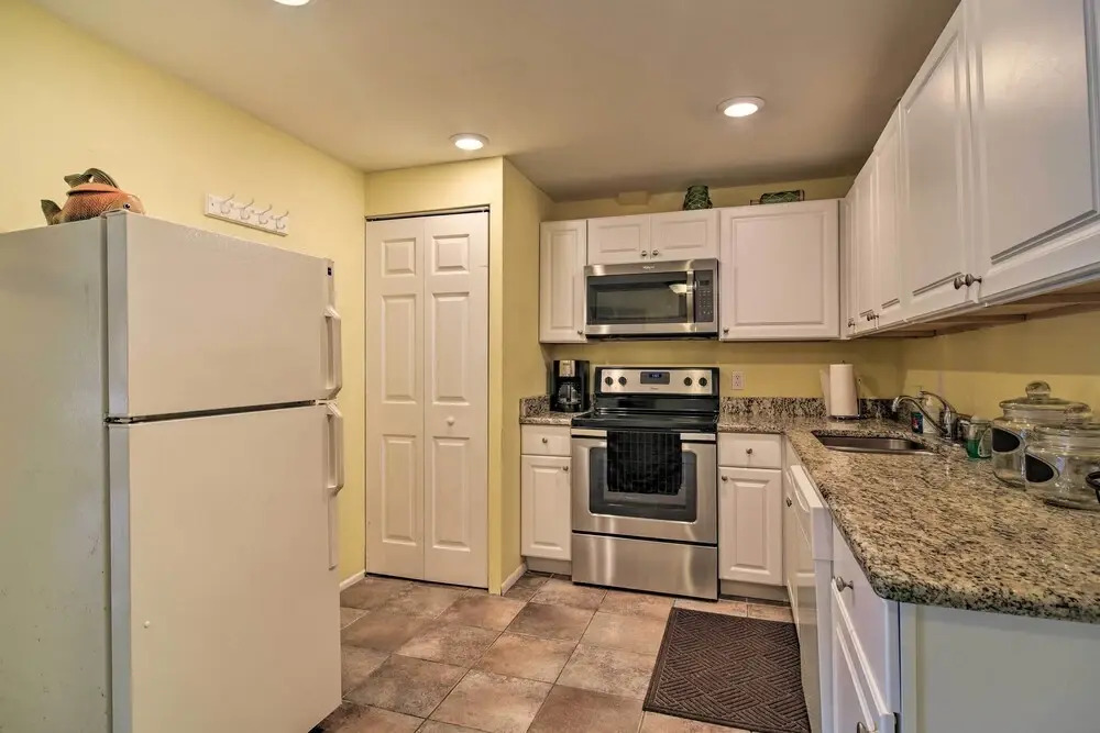 On-site Beach Access: Walkable Gulf Coast Retreat