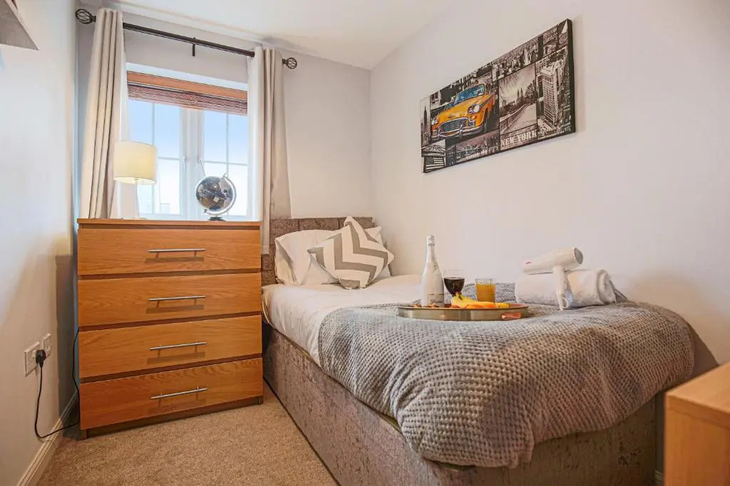 Brookland House with Free Parking, Fast Wifi, Garden and Smart TV with Netflix by Yoko Property