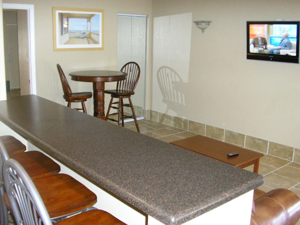 Lake Grassy Inn & Suites