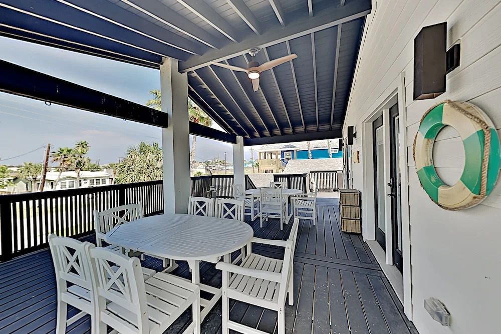 Chic Port A Escape W/ Big Balcony - Walk To Beach! 4 Bedroom Home