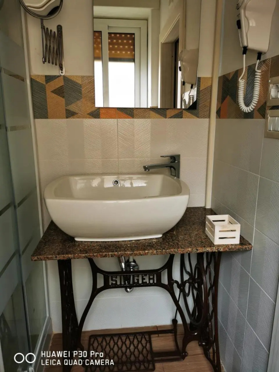 LARENA ROOM