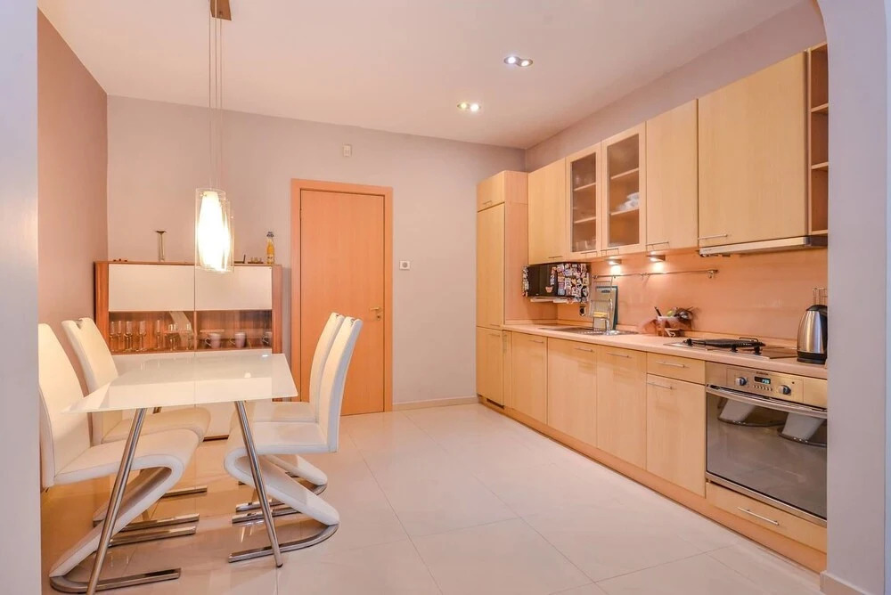 FM Deluxe 1-BDR Apartment - Extravaganzzo