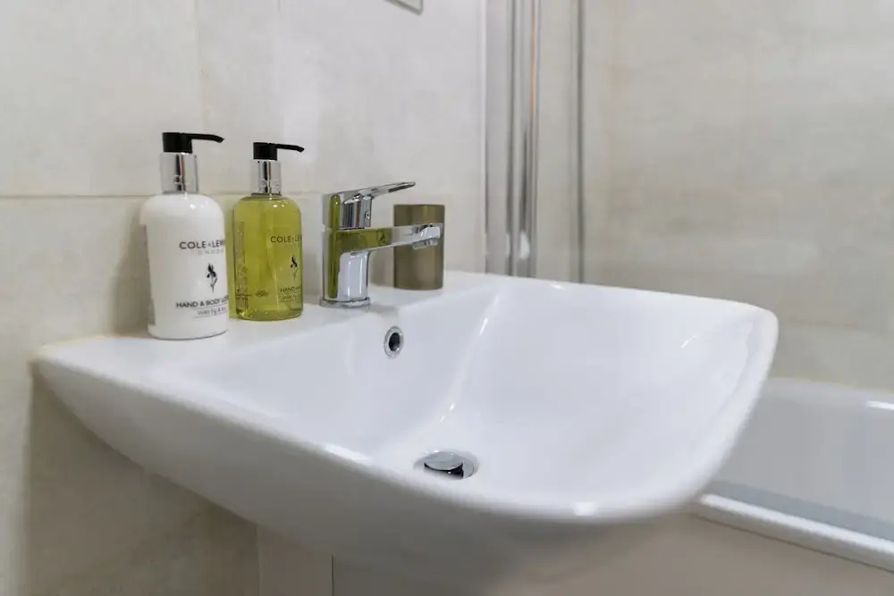Stay Near Heathrow! Pristine, Convenient & Only 5 Mins to the Terminals