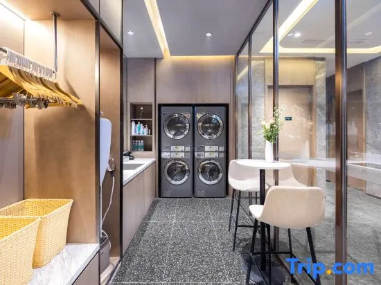 Yangzhou Dongguan Street Intangible Cultural Heritage Treasures Museum Atour Hotel