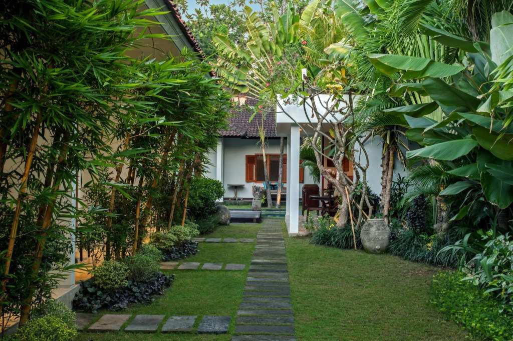 Room & Vespa 3 - Relaxing Stay Center Seminyak