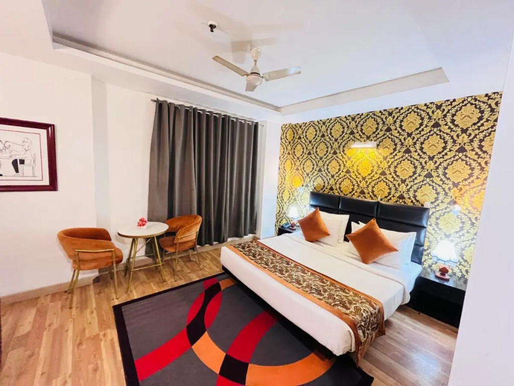 Qotel Hotel AT Residency Kaushambi