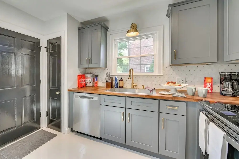 3 Mi to Dtwn: Updated Home w/ Hot Tub in Lexington