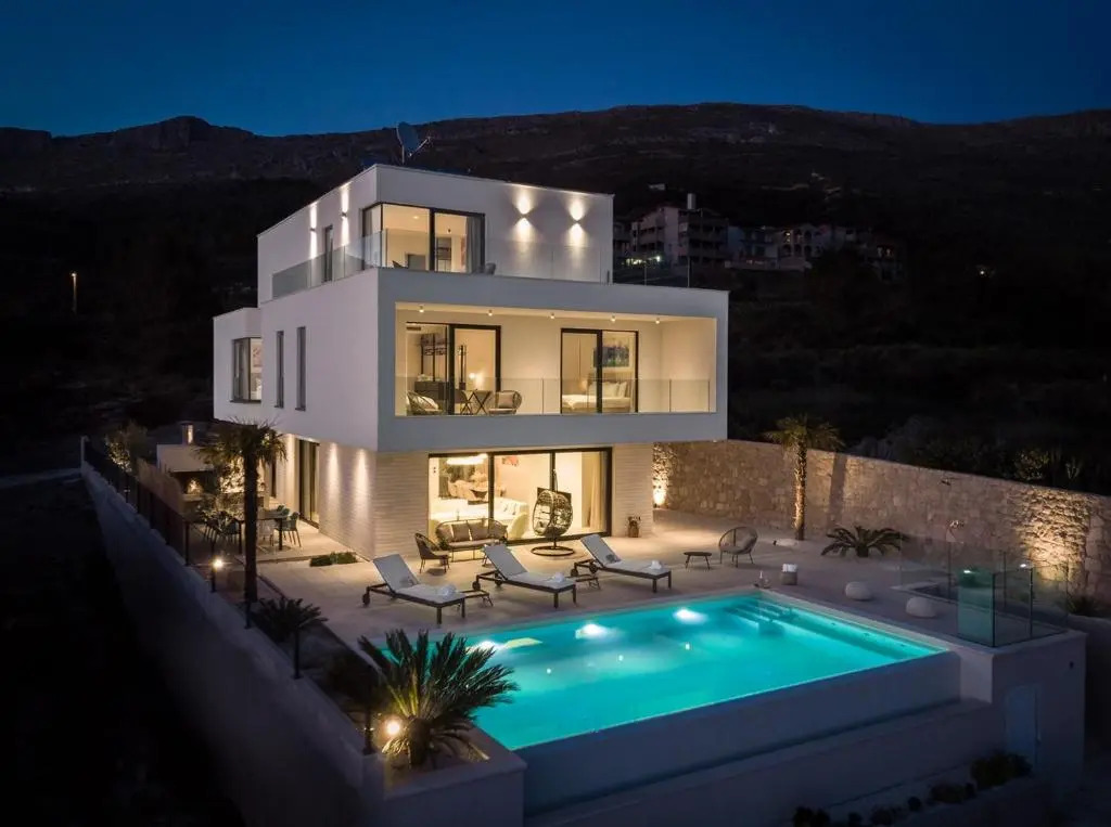 Seaview Villa Nocturno with 4 en-suite bedrooms, private 35smq infinity pool with hydromassage