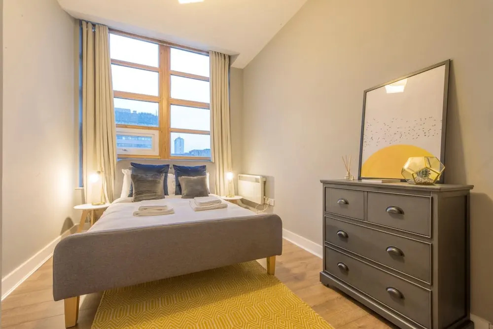2 Bedroom Apartment Near Manchester Victoria