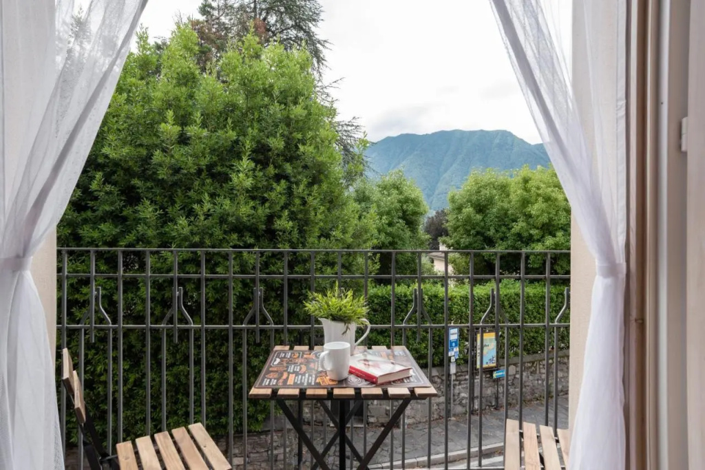 Guesthost - Ossuccio Apt with Ac, Balcony & Parking! (Adults Only)