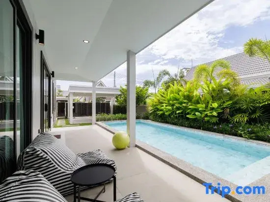 Single-family three-bedroom swimming pool villa