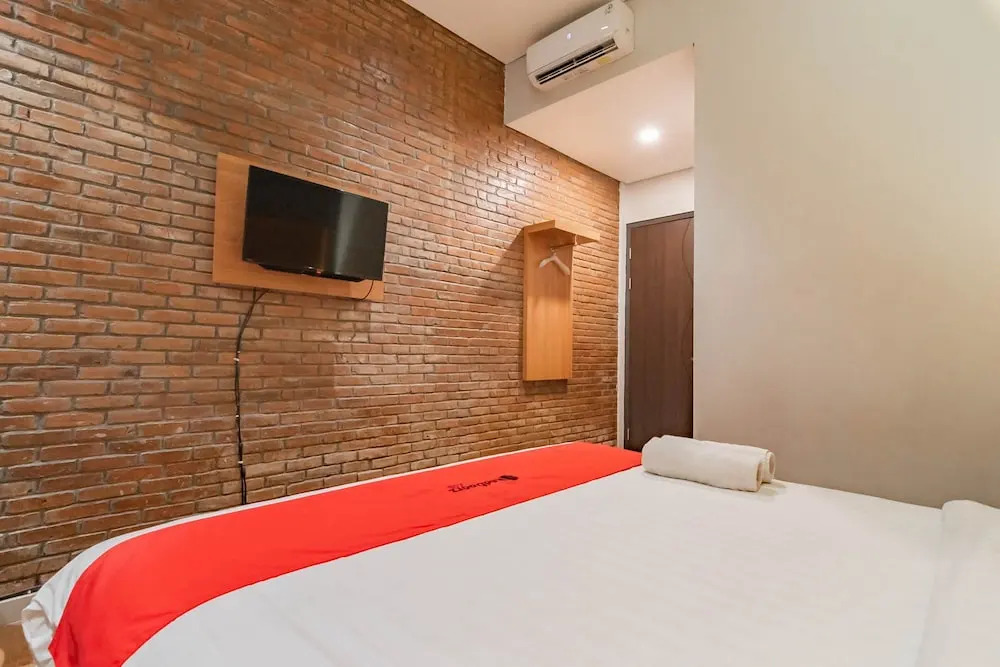 RedDoorz Plus @ Doorman Guest House