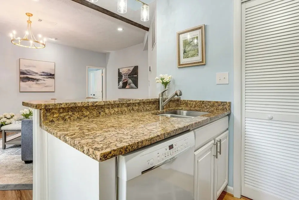 Wintergreen Condo w/ Pool: Near Hike & Market!