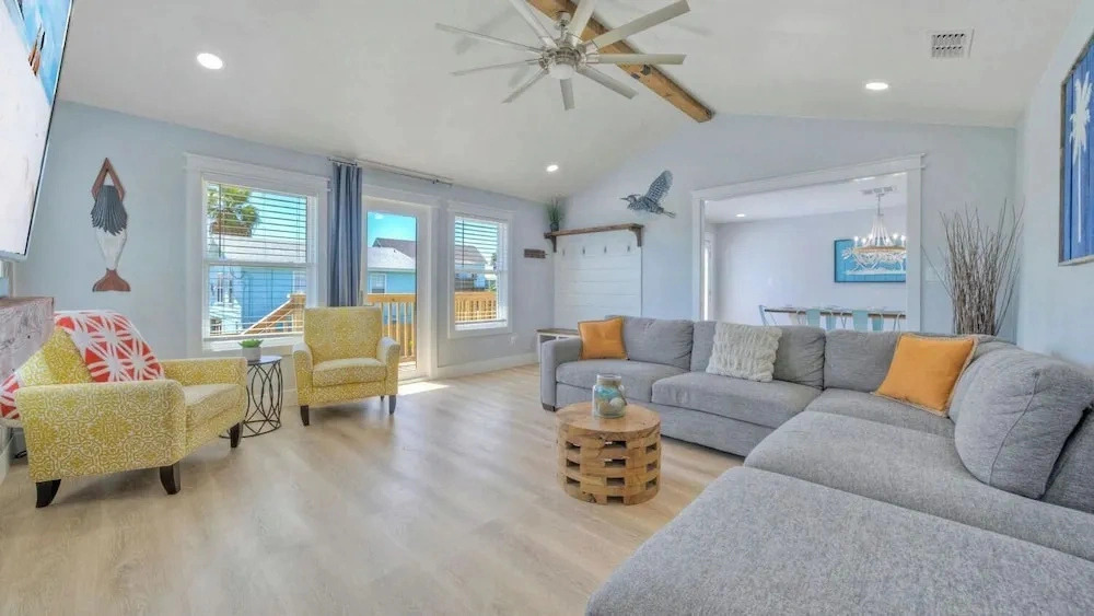 Barefoot and Salty & Tequila Tides by Avantstay. Sleeps 20 2 Homes + Dual Pools + Golf Cart 5 Min to Beach Port Aransas