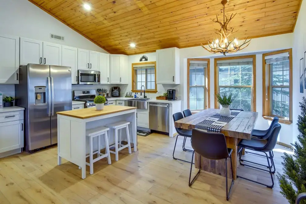 Big Bear Lake Retreat w/ Game Room: 1 Mi to Slopes