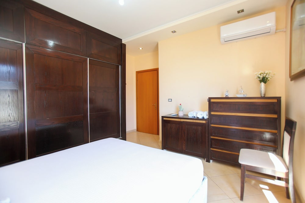 Holiday 2-bed Apartment Seaview