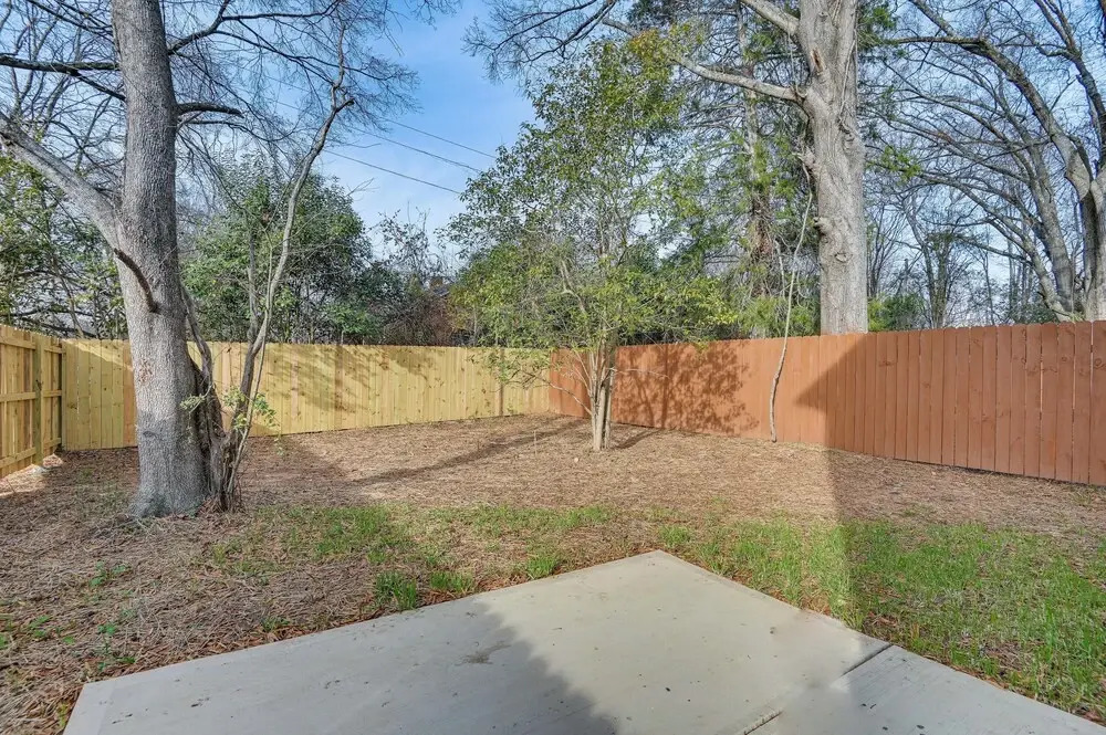 Charming Charlotte Townhome: 6 Mi to Downtown!