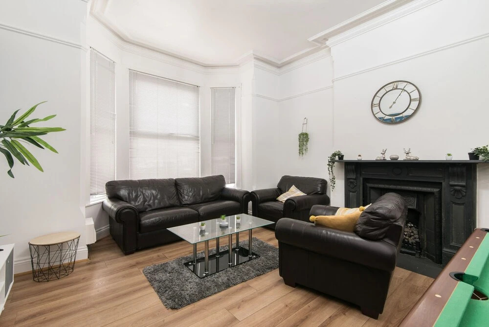 Modern Apartment With Private hot tub & Parking
