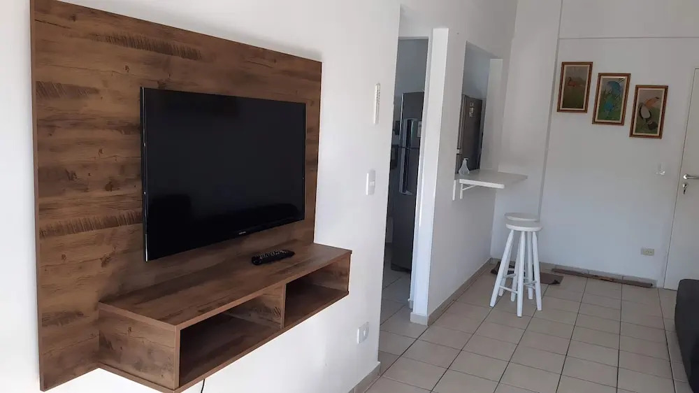 BIWA Condomínio cm Piscina, 1garagem, WI-FI 300 Mega, Central de vigilância remota , Centro do Guarujá, próximo à Praia da Enseada e próx do Comércio, horários check-in e check-out flexíveis