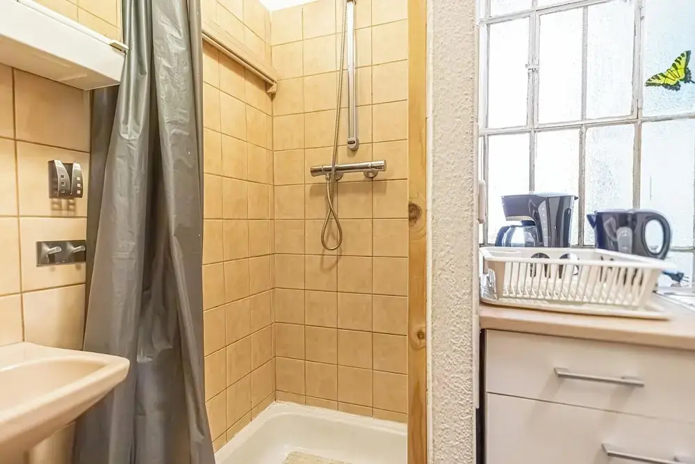 Simple 1BR Apt Long Stay Near Belvedere