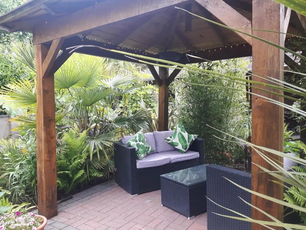 Cabin set in a Beautiful Romantic Tropical Garden