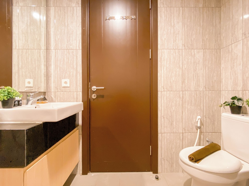 Cozy And Neat Studio At Cleon Park Apartment
