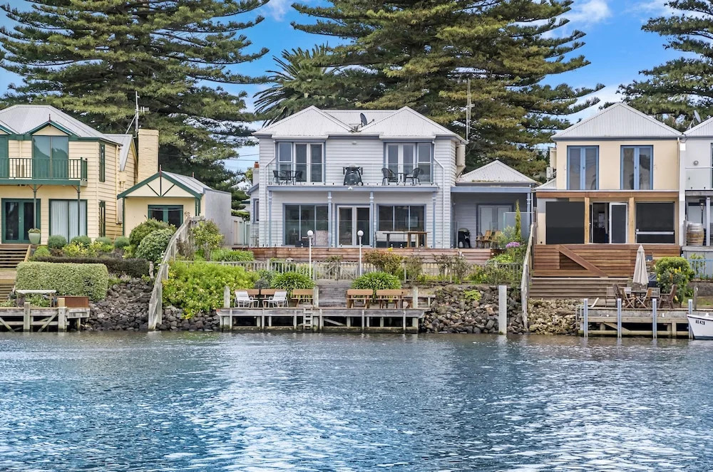 River Charm Apartment