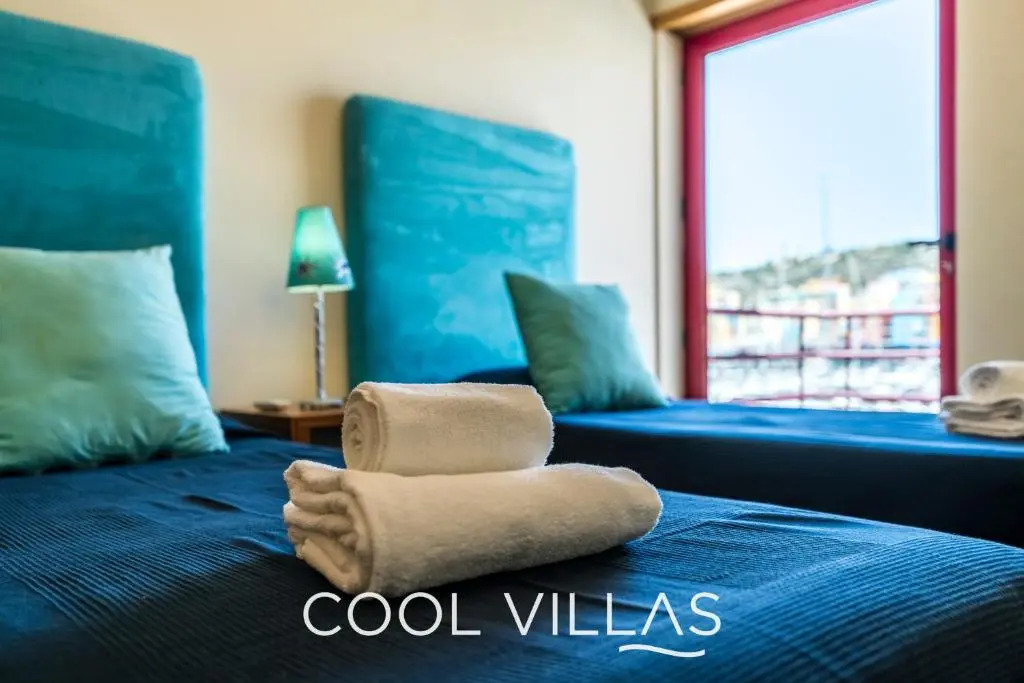 Villa AcquaMarina - 5 bedroom, water front villa