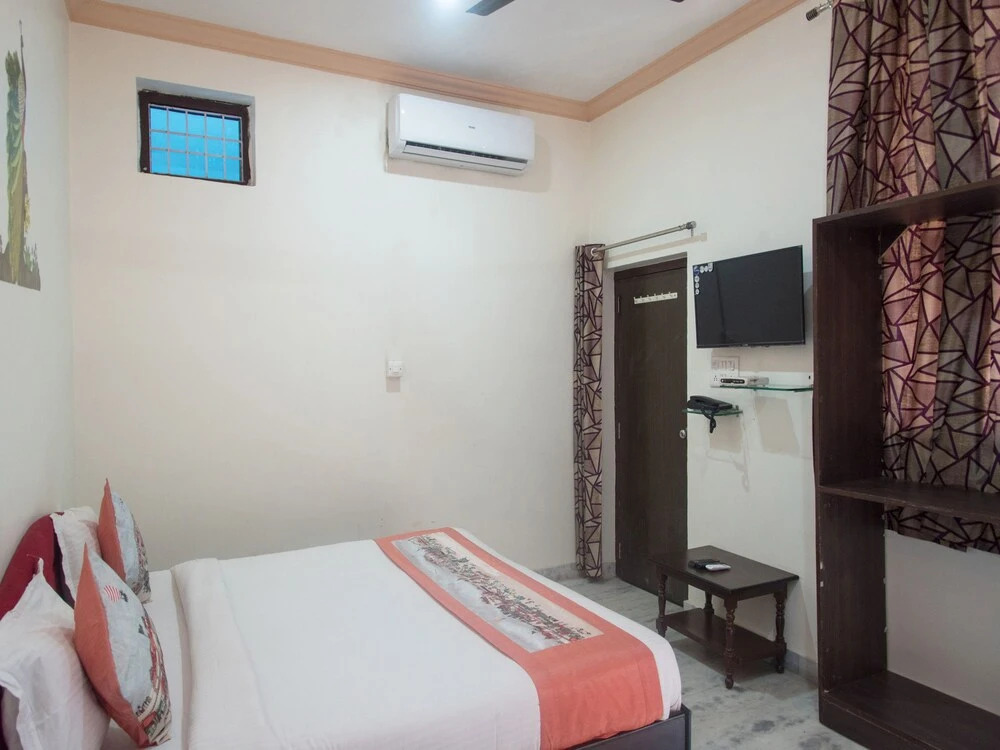Oyo 11743 Hotel Shree Krishna