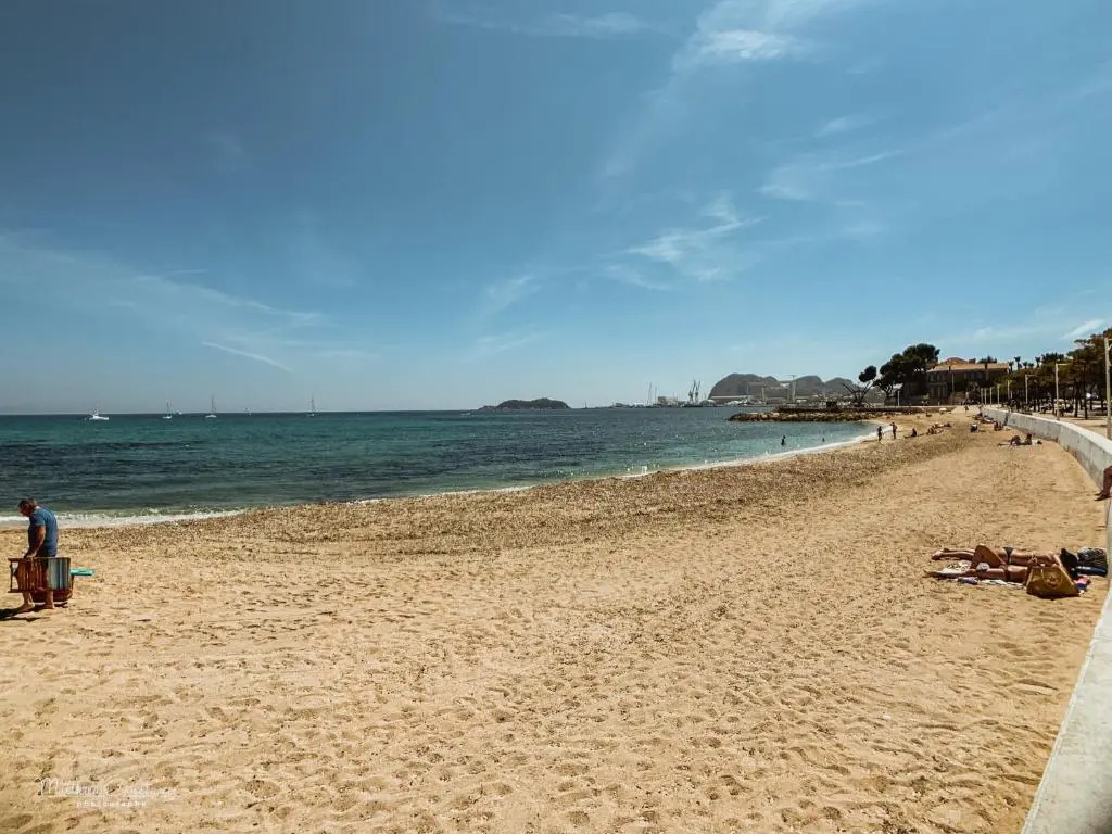 Galant Appartement en bord de mer avec terrasse