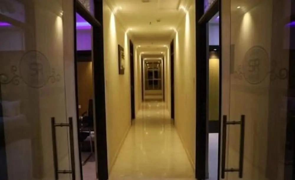 Iroomz Hotel SR Grand