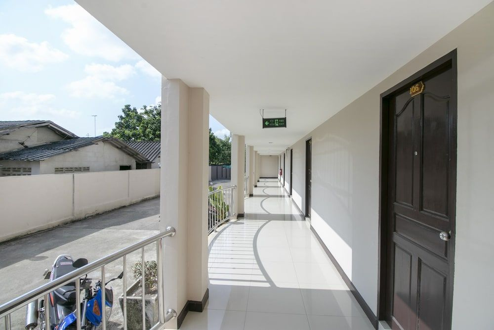 OYO 75390 Sunee Place Hotel