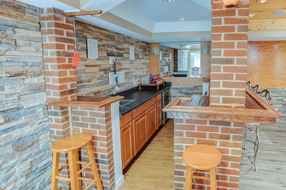 Spacious Tranquility With Private Pool 4 Bedroom Home by RedAwning