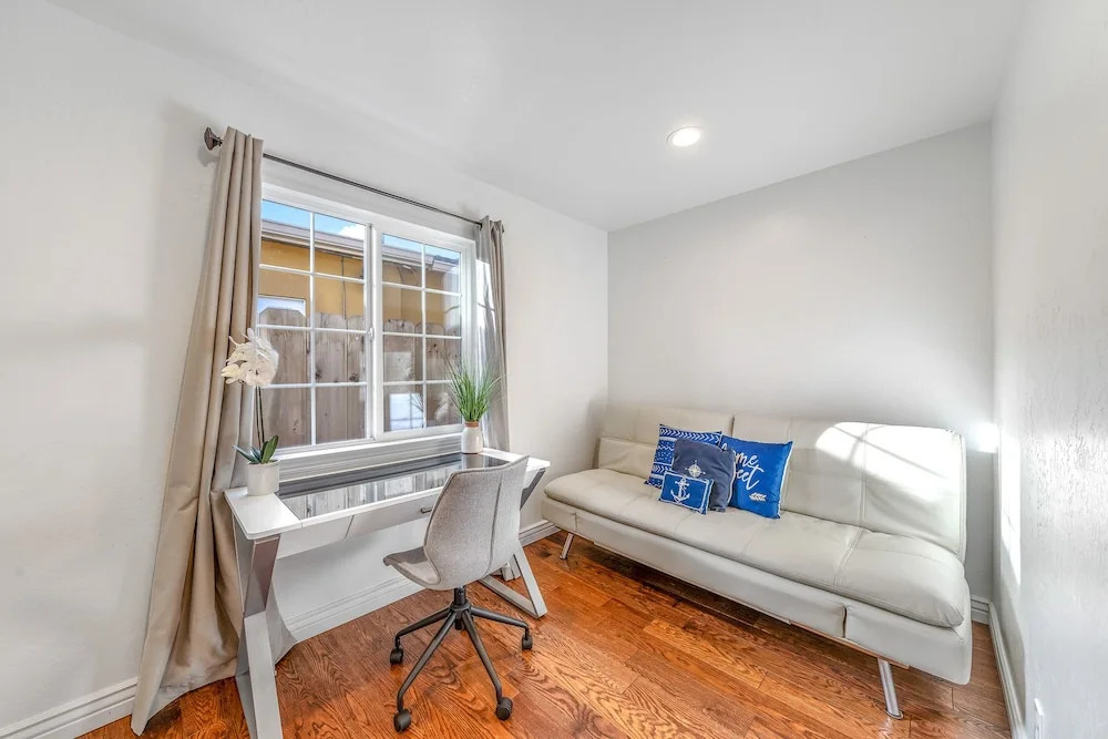 Fully Updated 3 BDR Seaside Home Minutes to Beach!