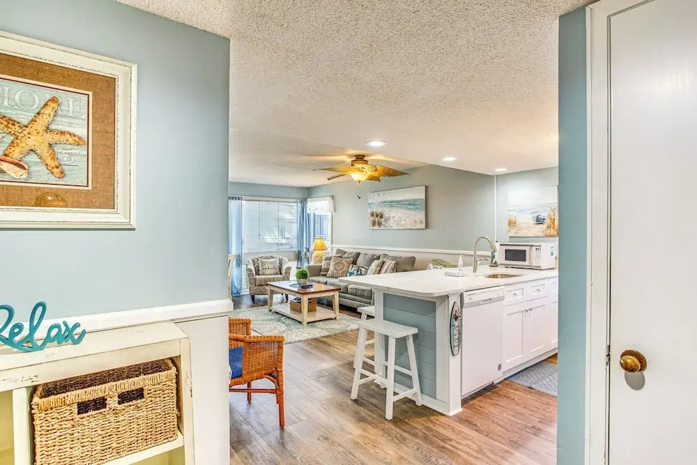 Walk to Ocean: Myrtle Beach Retreat w/ Sunroom