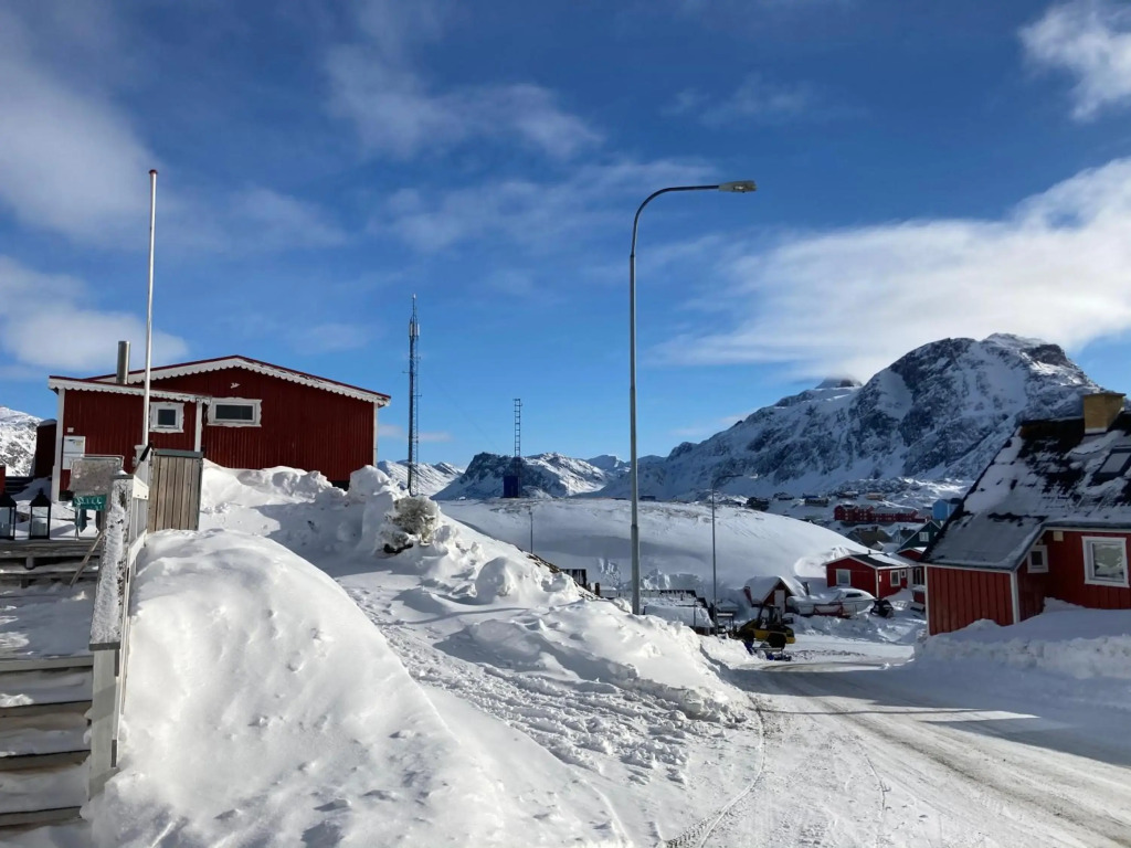 Isi4u apartments, snowmobile and dogsled