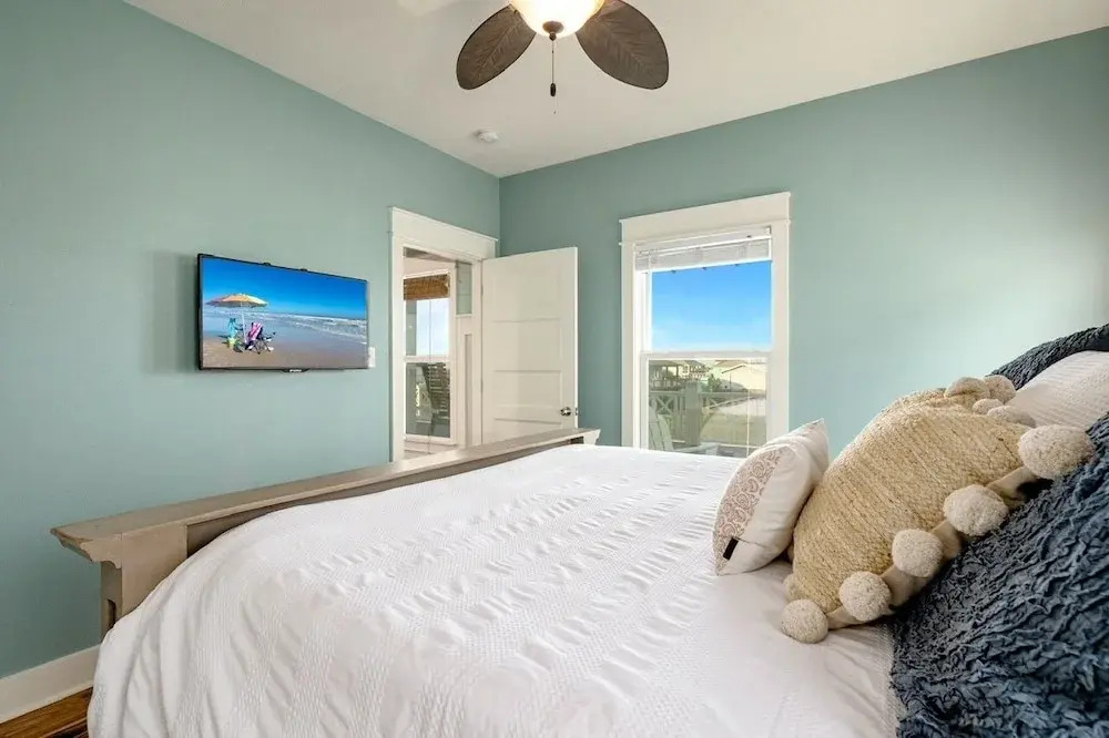 The Beach House 3 Bedroom Home by RedAwning