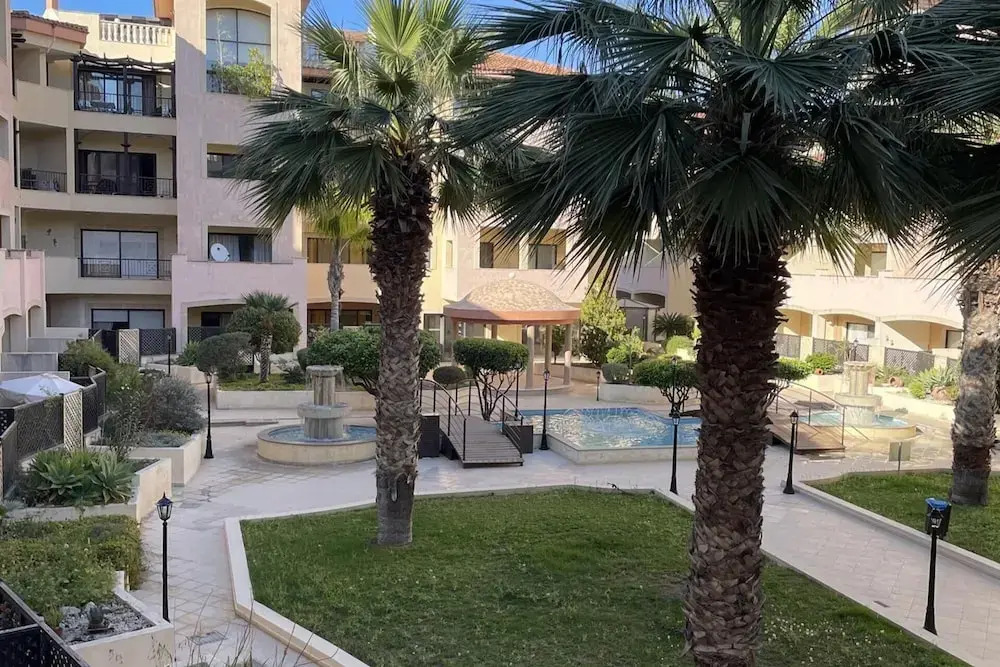 2 Bed Townhouse Sleeps 4 - Pool - Patio & Balcony