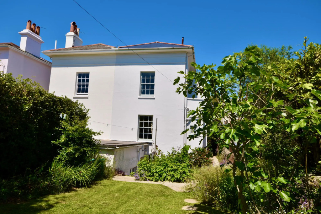 Arden Villa sleeps 8 close to golden beach of Ryde